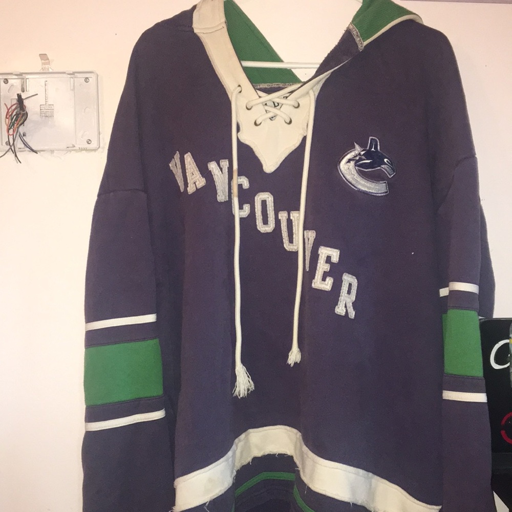 Vancouver canucks sweatshirt